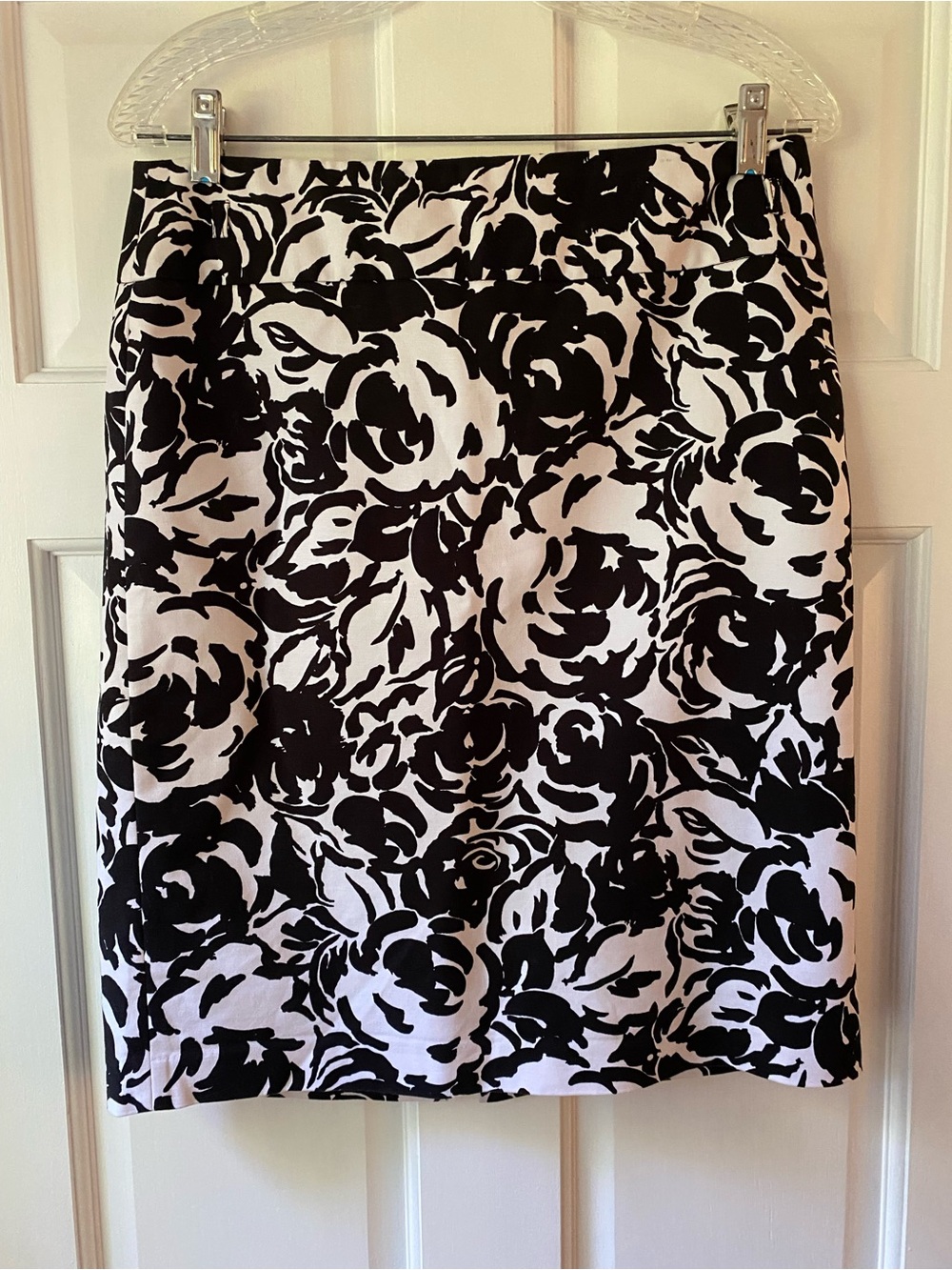 Like New Liz Claiborne Black & White Pencil Skirt. Rear Zip. 22” SZ 8. LINED!